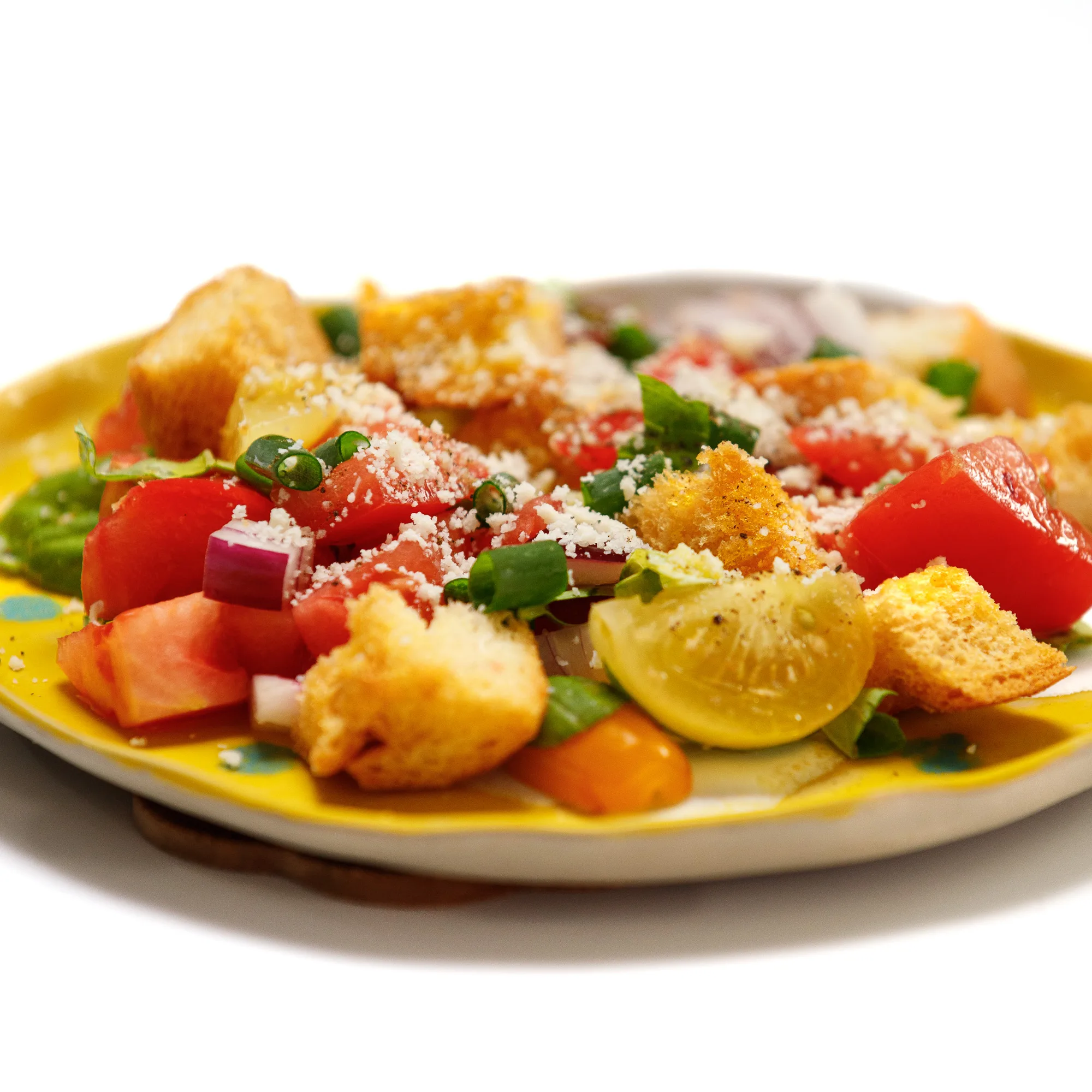Panzanella z parmezanem - włoska sałatka z chleba i pomidorów